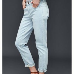 Gap Denim Girlfriend Light Wash Destroy Distressed Jeans NWOT Size 27